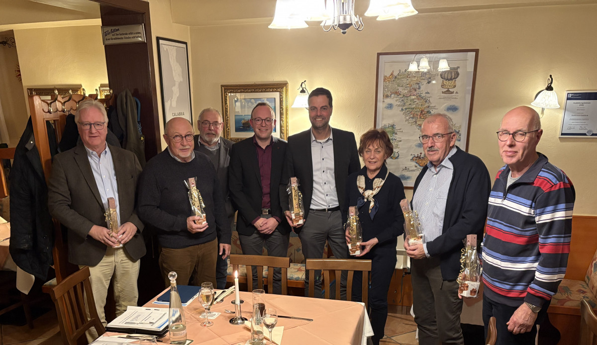 Der Aufsichtsrat mit dem Vorsitzenden und Bürgermeister Heiko Siemon und Geschäftsführer Oliver Weppler (mitte)